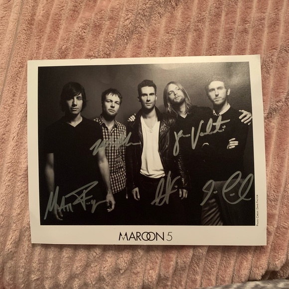 Autographed Maroon 5 photo - Picture 2 of 3